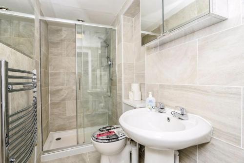 Gorgeous First Floor apartment near Station, London (photo 4)