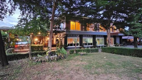 Restaurant, Ing Nam Tha Jin (Tha Jin Resort) in Si Prachan