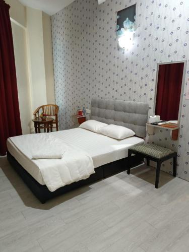 Hotel Bestari - Tap to explore photos
