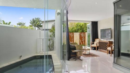 Beachfront by the CC - Plunge Pool, Beach, Pets, 3Bed, 3Bath, Sapphire Beach (photo 2)