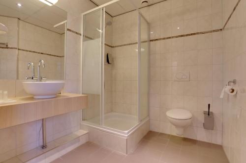 Queen Hotel - image 4