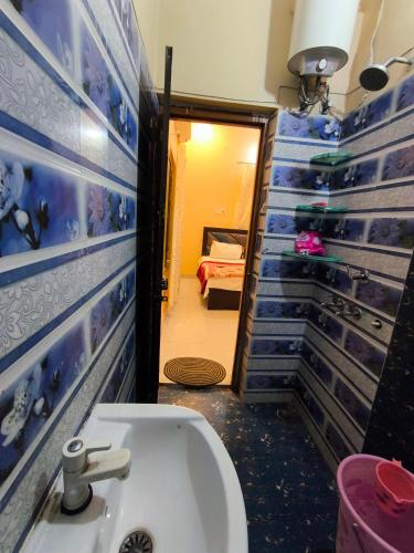 Om Palace Guest House Ayodhya Dhaam -AC & Non AC Rooms