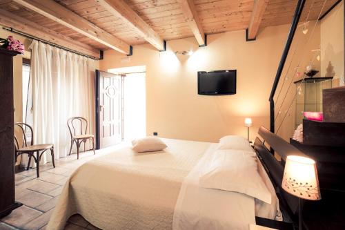 1 double bed, 1 twin bed