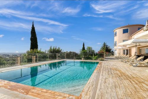 Exterior view, Tower House in Caleira