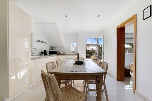 Kitchen, Tower House in Caleira
