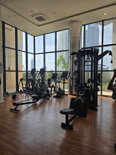 41st Floor TRIZEN Smart Luxury Apartment with sea view and portcity view - image 5
