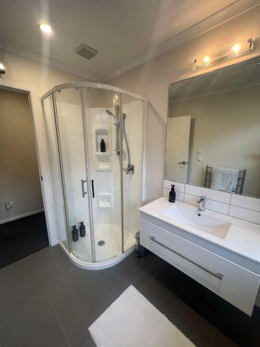 Luxury Ludemann Lodge Apartment - image 10