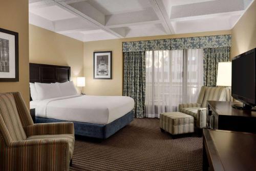 Queen Room - Non-Smoking room in Wyndham Edmonton Hotel and Conference Centre