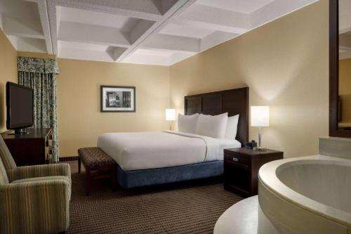 King Suite with Jetted Tub, Non-Smoking image 3