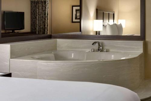 King Suite with Jetted Tub, Non-Smoking image 2