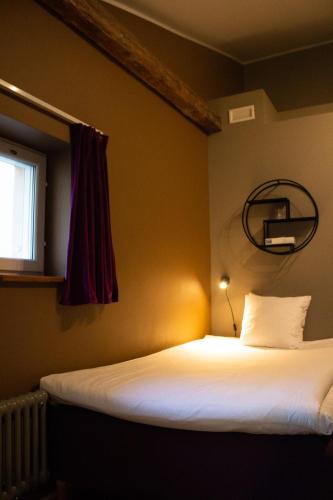 Standard Single Room image 6