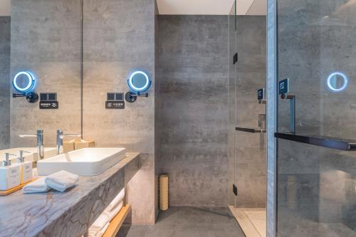 room detail thumbnail 2