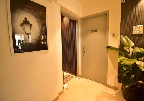 Hotel Aura Near Kokilaben Dhirubhai Ambani Hospital Mumbai