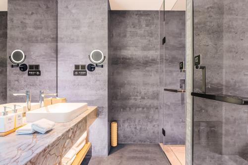 room detail thumbnail 2