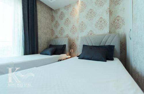 1 queen bed, 2 sofa beds