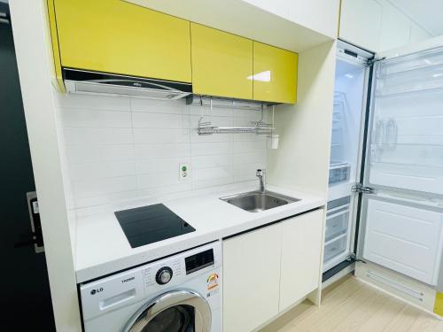 Kitchen, Ocean Stay E7 In The City in Yangyang