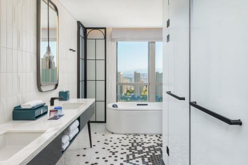 Executive King Suite image 6
