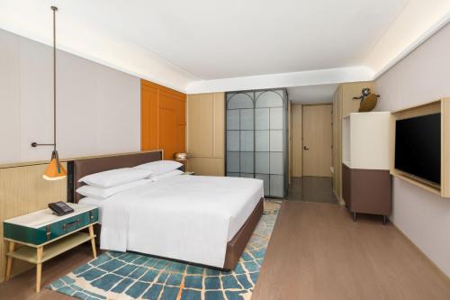 Deluxe King Room image 5