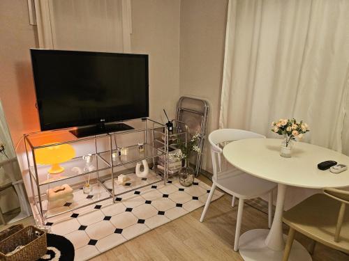 Danbam Sinchon, 2BR up to 3 people
