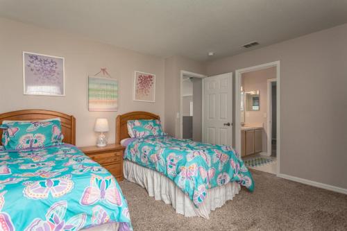 Six-Bedroom House image 7