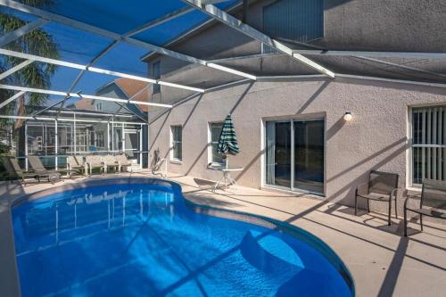 Six-Bedroom House image 2