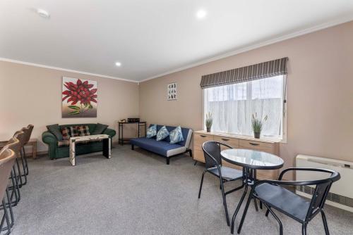 Two-Bedroom House image 7