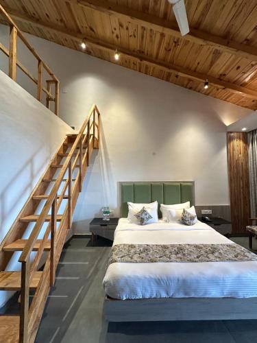 1 king bed, 1 double bed