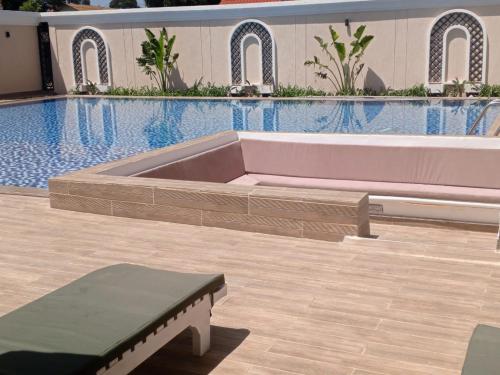 Zwembad, THREE STEERS HOTEL in Meru