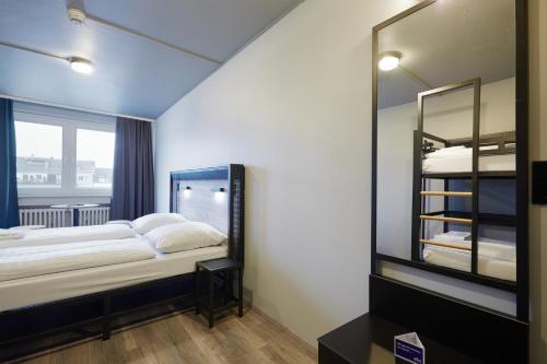 room detail thumbnail 1