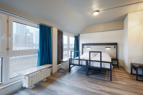 Twin Room image 6