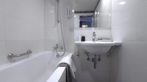 Standard Double Room image 5
