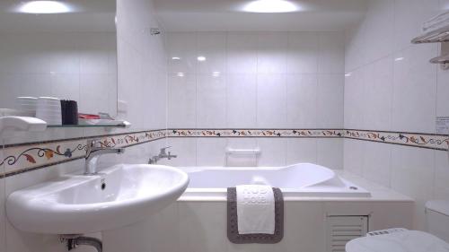 Double Room with Spa Bath image 4