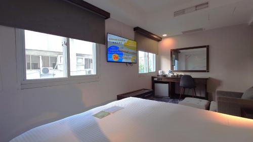 Double Room with Spa Bath image 3