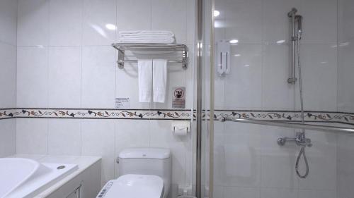 Double Room with Spa Bath image 5