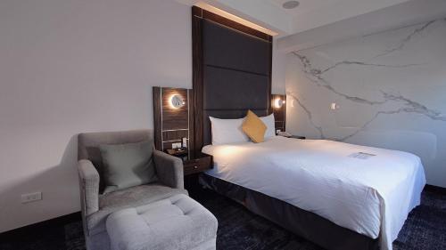 Double Room with Spa Bath image 2