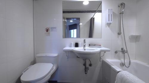 Deluxe Triple Room image 2
