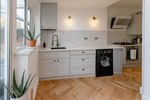 Wembley London lovely 6 bed House sleeps up to 14, Londra (foto 10)