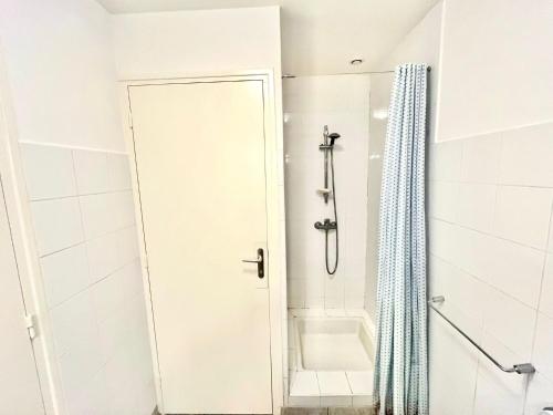 淋浴間, Maison lumineuse - Vue sur l'anse in 拿伏爾富埃南