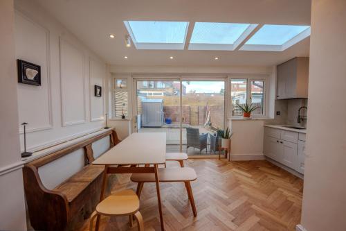Wembley London lovely 6 bed House sleeps up to 14, Londra (foto 3)