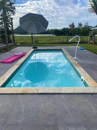 Casa com Piscina na Represa de Carlópolis