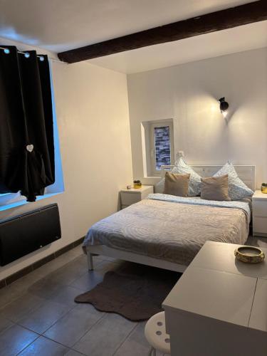 T3 avec piscine privée et aire de jeux au milieu des vignes (T3 avec piscine privee et aire de jeux au milieu des vignes) in เลส อาค