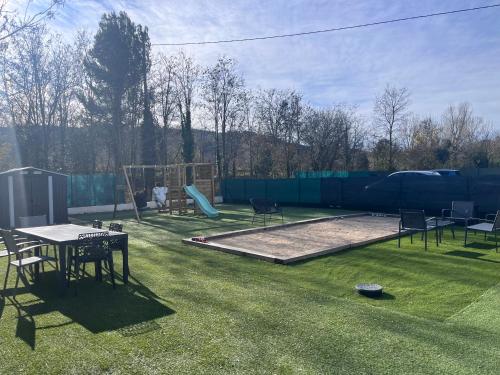 T3 avec piscine privée et aire de jeux au milieu des vignes (T3 avec piscine privee et aire de jeux au milieu des vignes) in เลส อาค