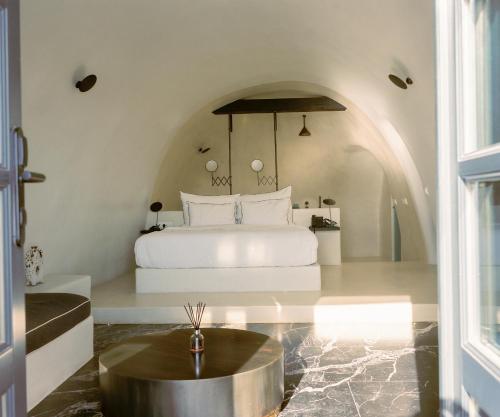 Abyss Room Type - Superior Suite with Outdoor Hot Tub & Caldera View