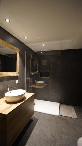 Zuhanyzó, Chalet Charbon in Boltigen