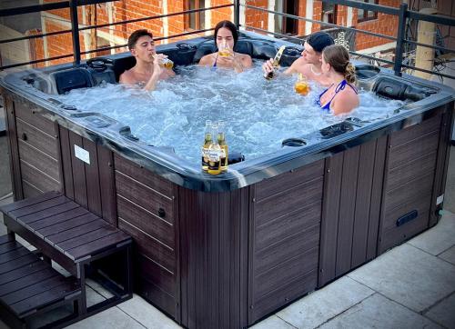 Studio with Spa Bath image 3