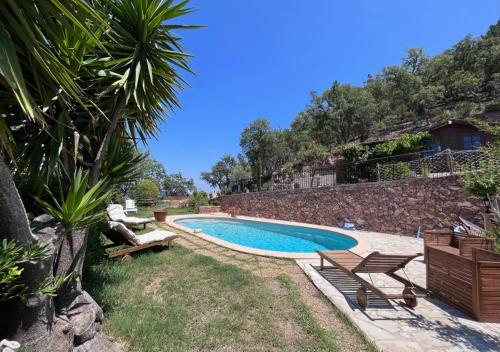 Swimming pool, Villa independante dans un domaine prive 25 minutes de Cannes in Parc Residentiel de l'Esterel