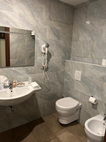 Standard Twin Room image 10