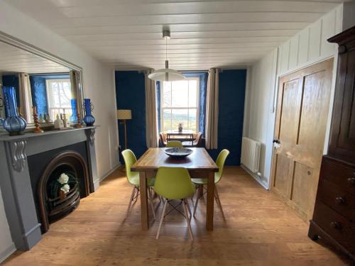Iekārtas, Secluded farmhouse with views in Llanwenog