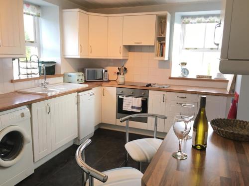virtuve, Secluded farmhouse with views in Llanwenog