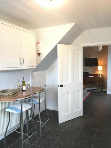 virtuve, Secluded farmhouse with views in Llanwenog